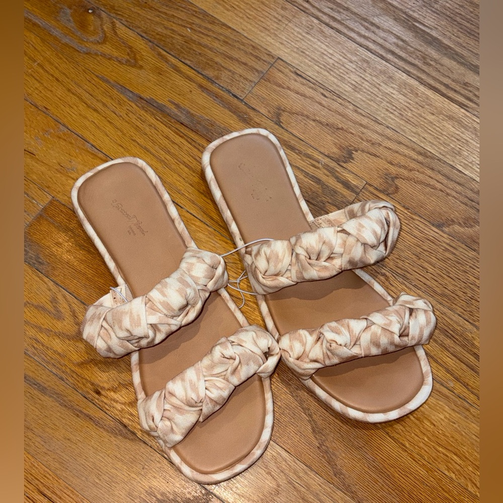 NWT Universal Thread Sandals Size 9